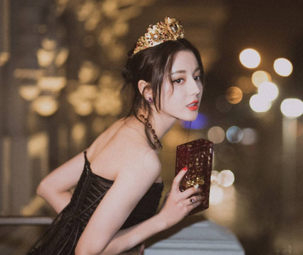 热巴一改可爱风,从一个甜美可爱的温柔妹子变成了一个霸气十足的御女