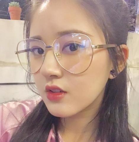 赵露思戴眼镜我抗住了,宋祖儿我抗住了,看到宋雨琦后