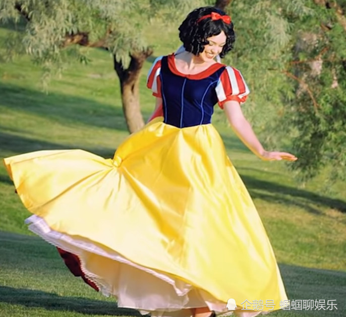 而这位姑娘和白雪公主简直一模一样,发型长相还有穿着都一模一样,小编