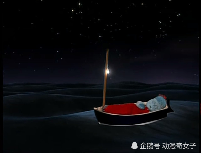 一开头就是在夜晚的海面上,只有依古比古,孤独的坐着一条小船,在无边