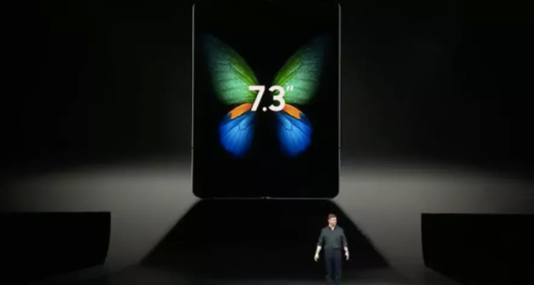 三星华为折叠屏手机看起来很棒 不过只能远距离围观