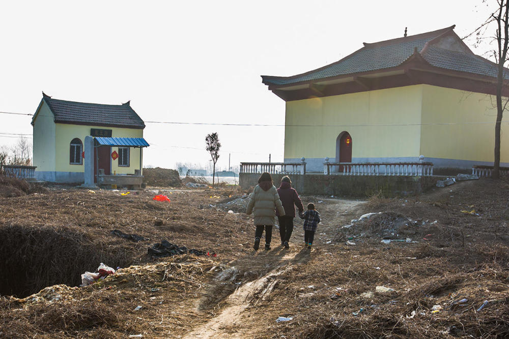 农村到处建寺庙,看庙人免费水果不断,村民称越有钱心里越不安