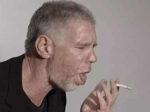 长期吸烟的人,若晨起后出现3个现象,你可能得尽快戒烟