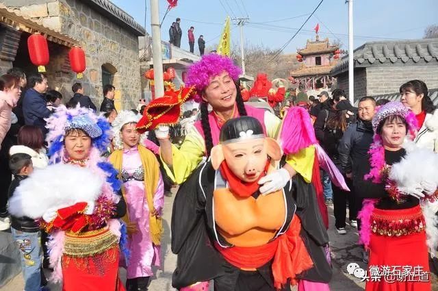 井陉核桃园花会,品尝"拖刀面,观看"打树花"