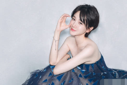 于小彤与女子穿情侣帽乘地铁,女方大五岁,工作