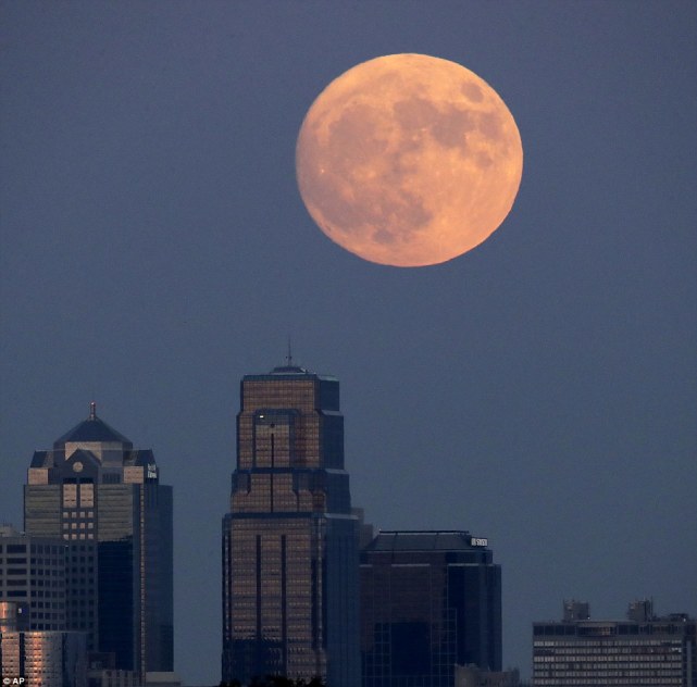 美国密苏里州堪萨斯城高楼楼顶拍下的超级月亮.