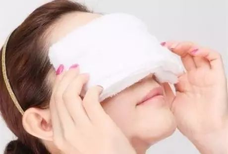 热敷.睡前热敷眼睛5-10分钟,可促进眼周的血液循环,缓解眼疲劳.