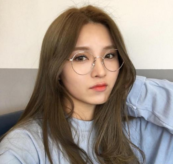 近视美女如果为了颜值打死不戴眼镜,会有哪些恶果?现在改还不晚