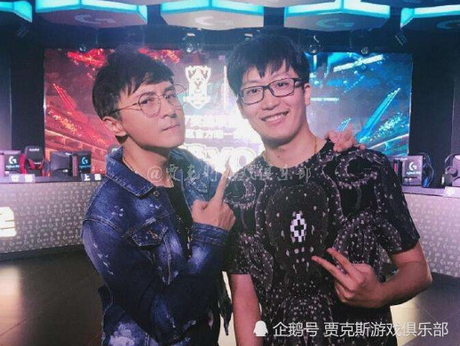 周淑怡管泽元同台解说比赛,被曝错位合影照,网友:差点看到绿色