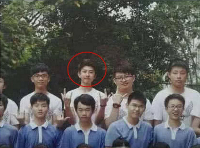 看图片上的蔡徐坤还是有些稚嫩,但是比之前的照片更加像现在的他,而且