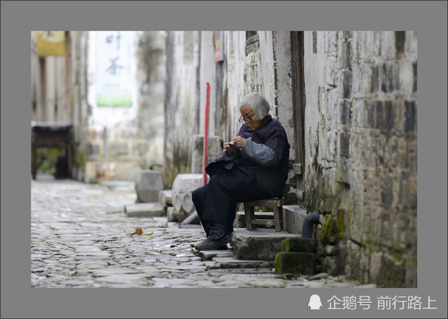 如今,为老人提高吃穿并不难,难得是老人精神的抚养