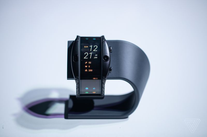 华为折叠了屏幕,努比亚想让你戴上手机