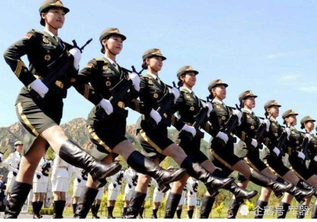 越南女兵阅兵,头戴绿帽脖子挂围巾,模仿的正步让人笑