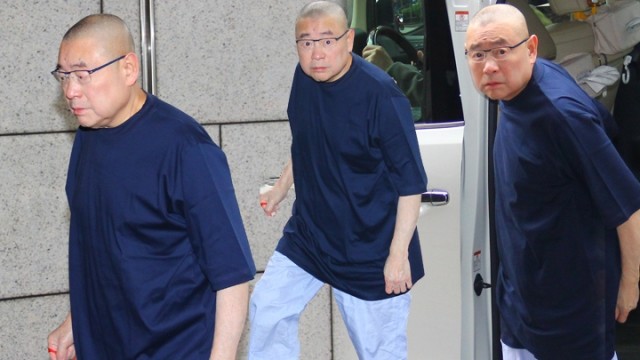 刘銮雄公开露面不再需要搀扶，但仍要助手戴口罩，手拿毛巾伺候