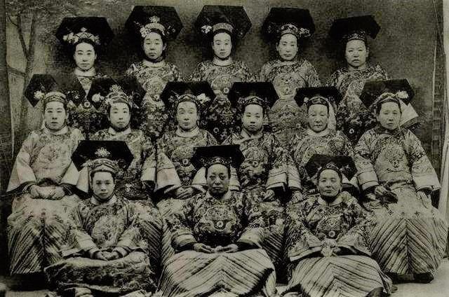 清朝皇室嫔妃众生相:图七淑妃,图十香妃,图十一是年轻