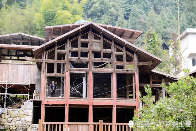 贵州绥阳:村民木房进景区 民居成群添景致