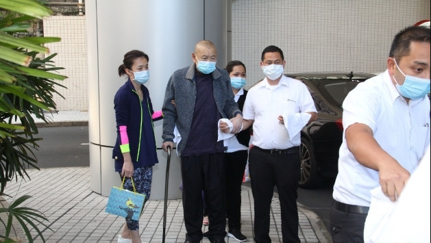 刘銮雄公开露面不再需要搀扶,但仍要助手戴口