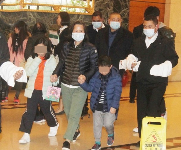 刘銮雄公开露面不再需要搀扶,但仍要助手戴口