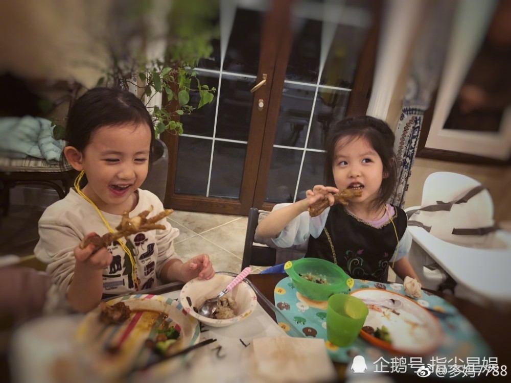 孙莉晒多妹学钢琴视频,她和姐姐一样优秀,被赞