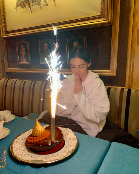 baby30岁生日,双手合十许愿超美超仙,对蛋糕浅笑温馨