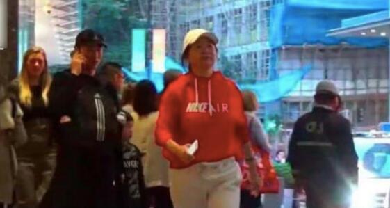 64岁林青霞头发乌黑变回少女身材，打扮时髦惊 艳网友（组图） - 2