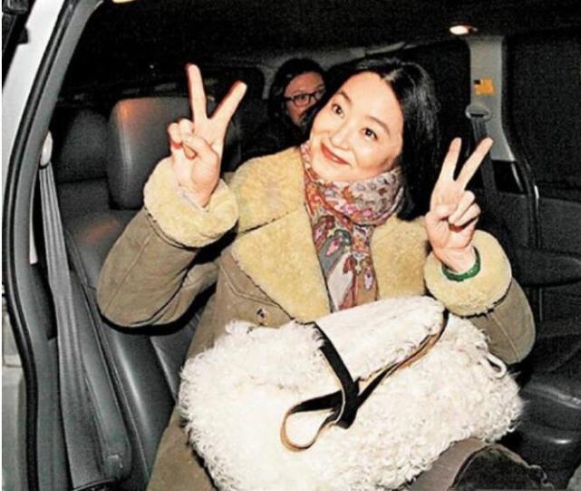 64岁林青霞头发乌黑变回少女身材，打扮时髦惊 艳网友（组图） - 5