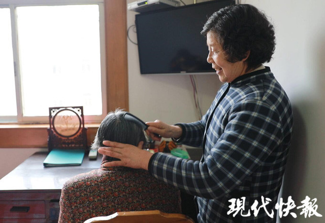 周英仙给老人梳头