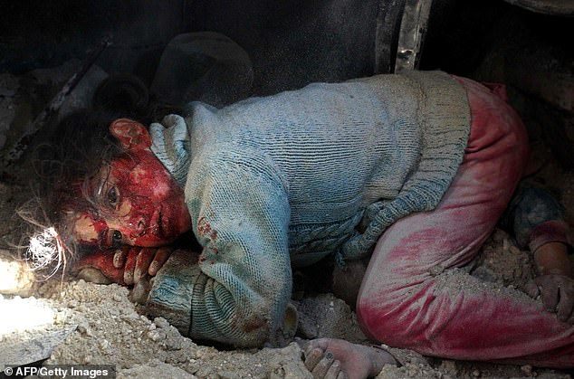叙利亚最近一次轰炸后,女孩躺在瓦砾下