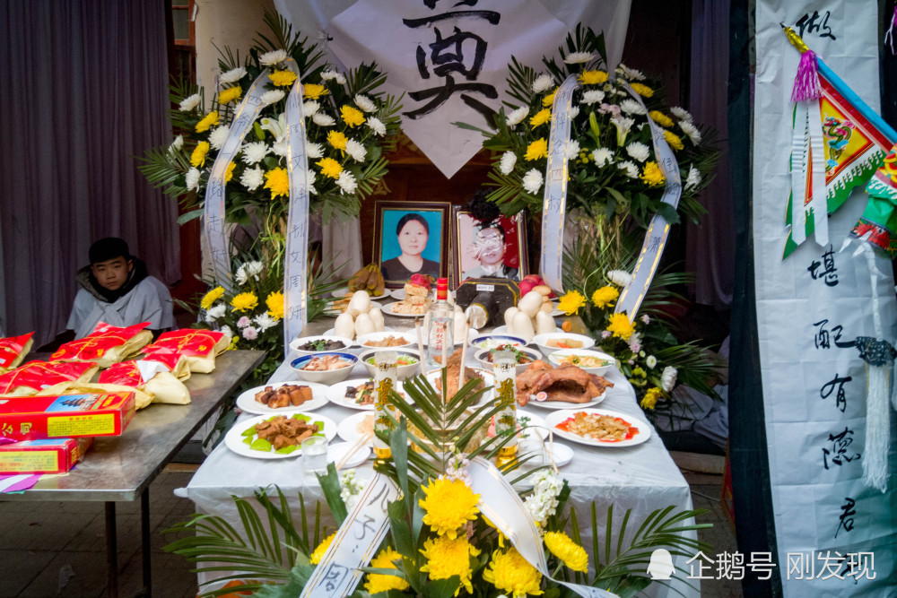 农村办丧事习俗,男宾棂前跪拜磕四个响头,女宾在棺材