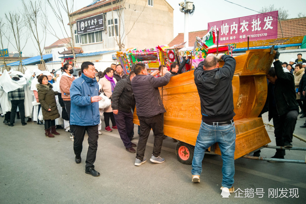 农村办丧事习俗,男宾棂前跪拜磕四个响头,女宾在棺材