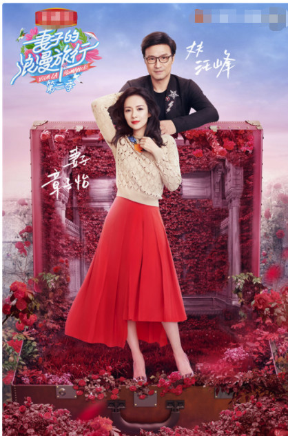 章子怡卧室玩手机,沙发上的黑色皮包成为亮点