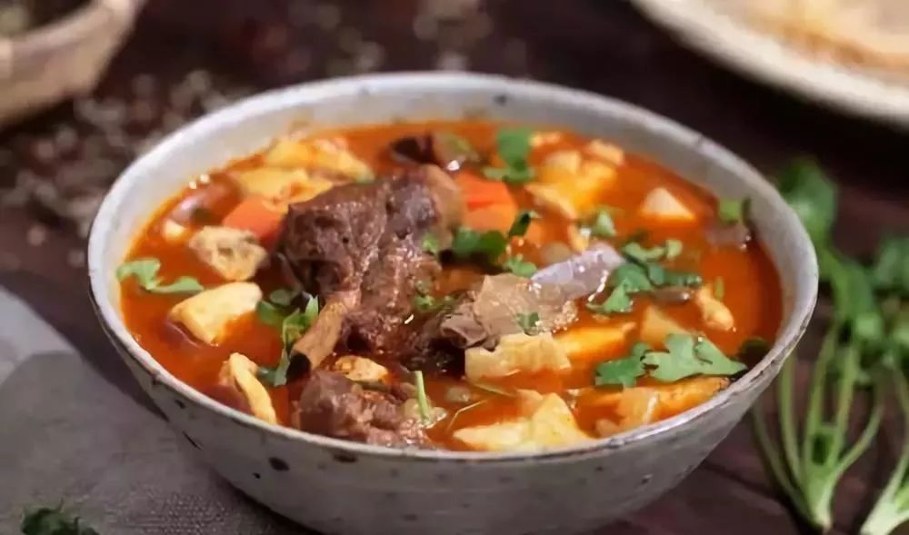 不过,这碗名声在外的 "羊肉搓面",仅仅是 宁夏汤面界的冰山一角.