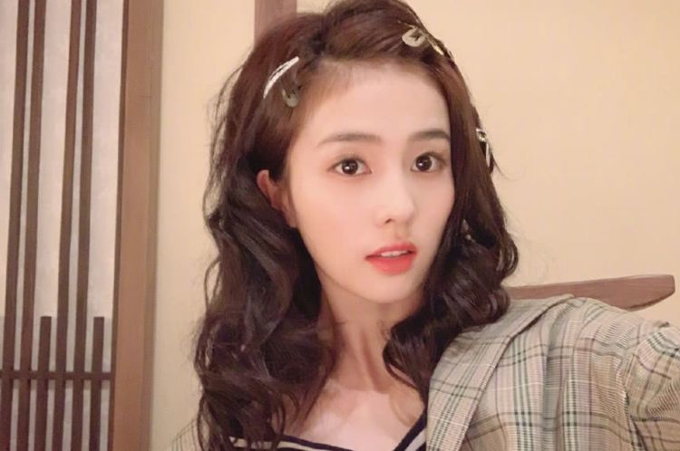 换上羊毛卷的李沁,他拍下直击减龄少女,看到自拍却被发际线抢镜