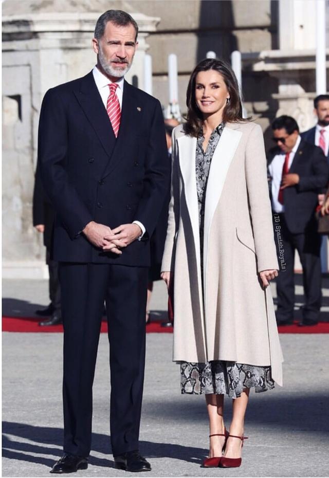 46岁西班牙王后又美了!3百块印花裙穿得像3万