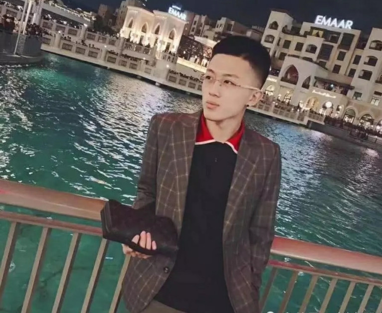 同样是网红,牌牌琦一身昂贵西装,而高迪为什么只穿平价衣服?