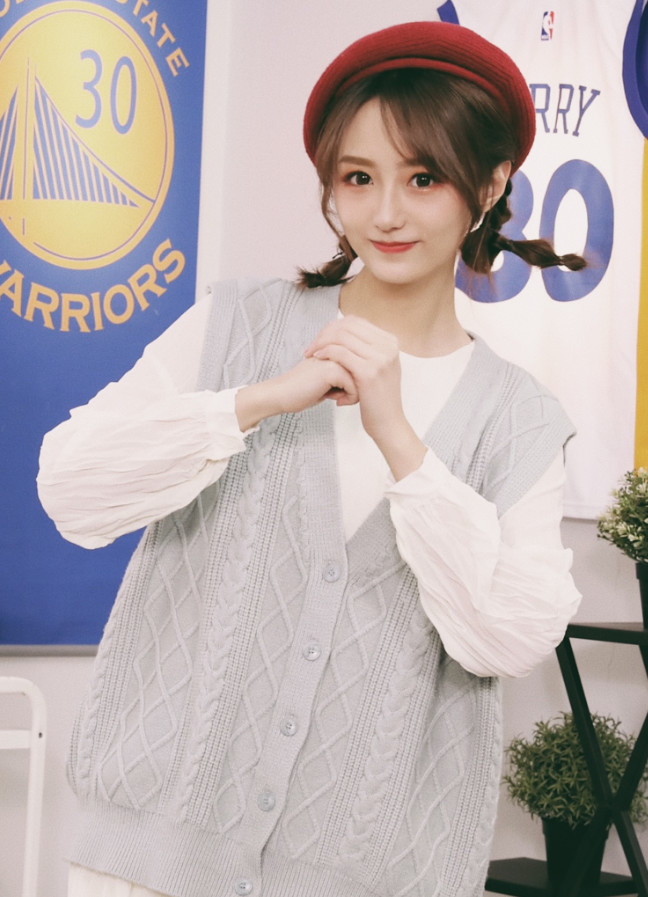 腾讯nba第一美女主播王小七,扎"翘翘辫"好奶萌,你心动吗?