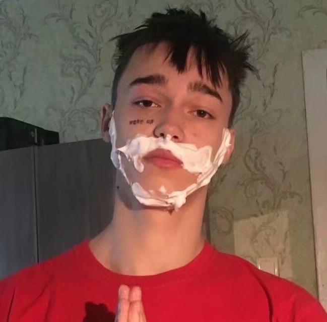 俄罗斯男生长了一张睡不醒的脸,当看到他脸上的纹身,网友:精辟