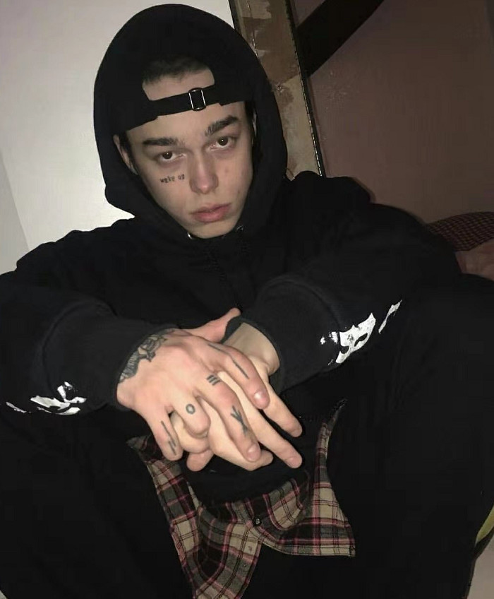 俄罗斯男生长了一张睡不醒的脸,当看到他脸上的纹身,网友:精辟