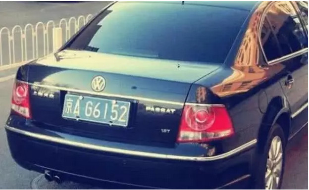 但是请仔细再看一下这个车牌号,这个车牌号是京a开头的,并且后面还有g