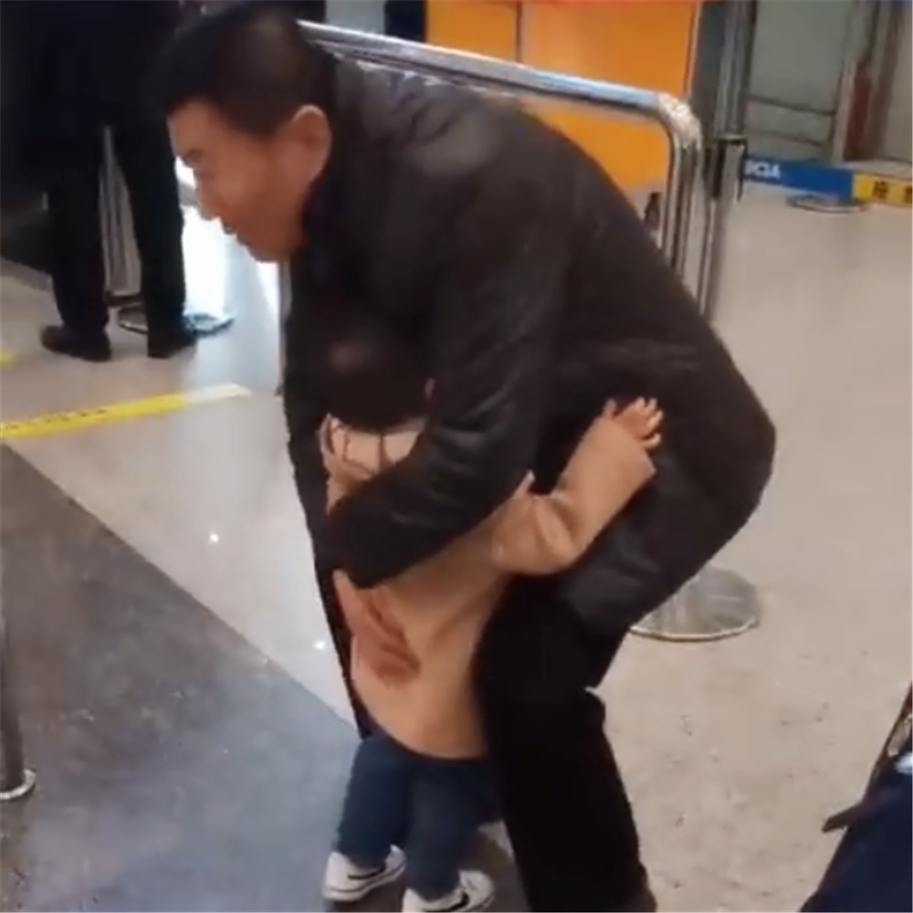 姥爷要回老家了,宝宝抱着腿痛哭不让走,这一幕让人感动泪目