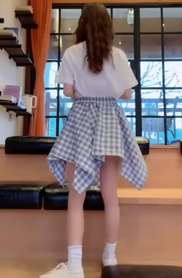 穿白t的小姐姐背影普通,转过身却让人惊艳,妥妥的"校花颜"!