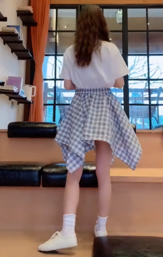 穿白t的小姐姐背影普通,转过身却让人惊艳,妥妥的"校花颜"!