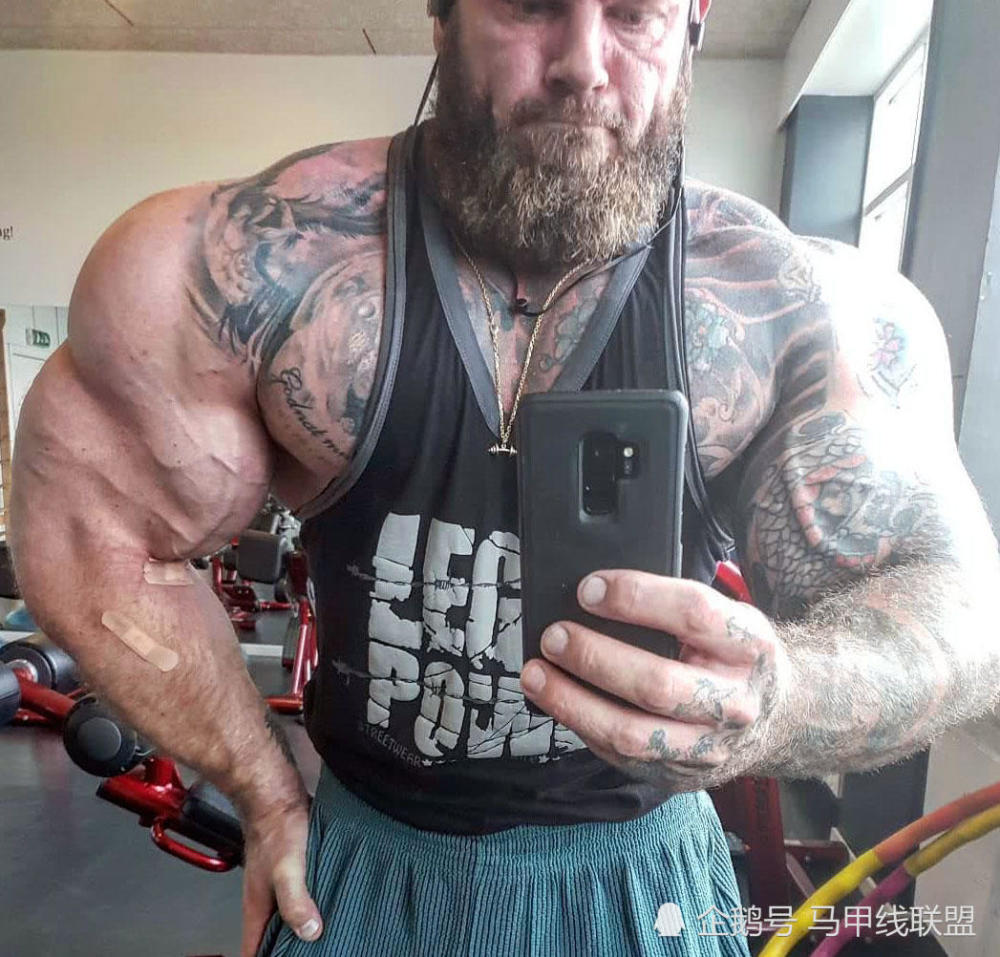 肌肉男强壮霸气侧漏,他的妻子也因为健身,锻炼