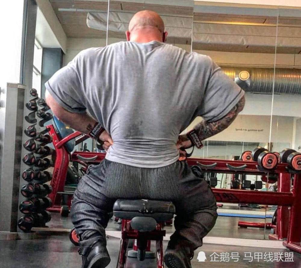 肌肉男强壮霸气侧漏,他的妻子也因为健身,锻炼