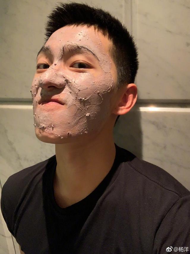 杨洋剪了寸头之后胳膊上还出现了超大块的肌肉