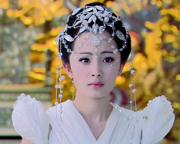 杨幂最经典的古装角色不是活泼的雪见,不是青丘女帝白浅,而是她