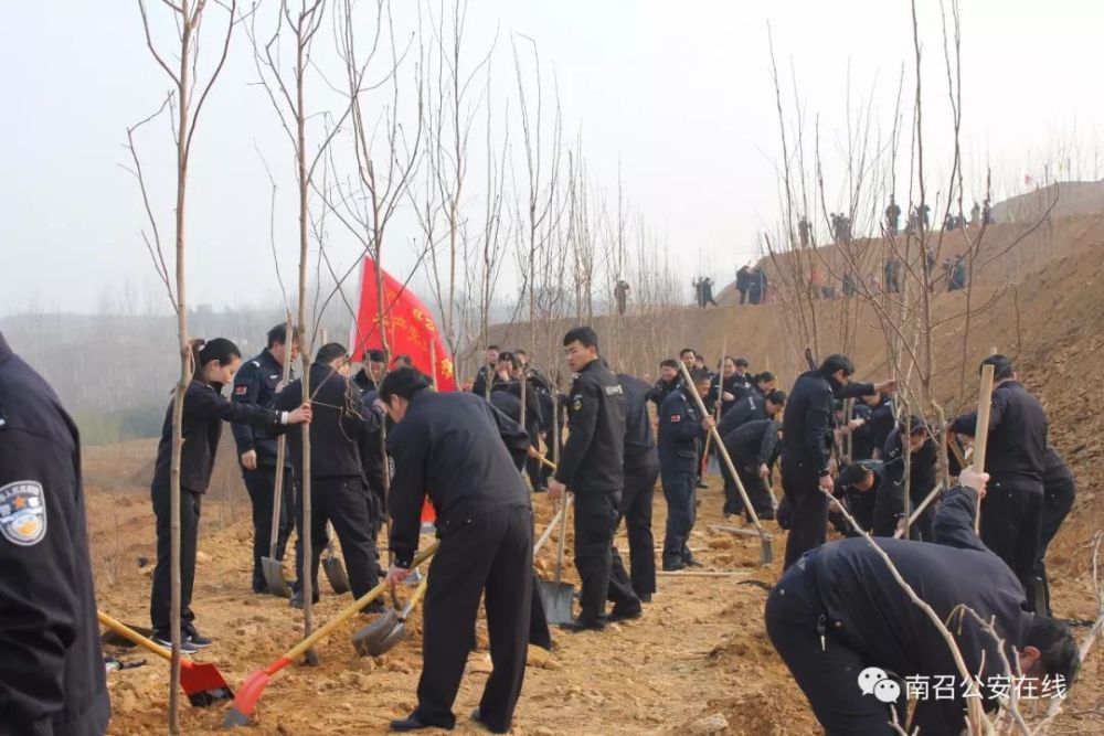 南召县公安局积极组织参加"国土绿化行动"义务植树活动