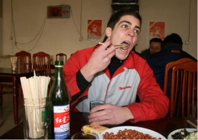 俄罗斯人最能喝酒?东北的第一顿饭就让他们昏迷了,白酒不得不服
