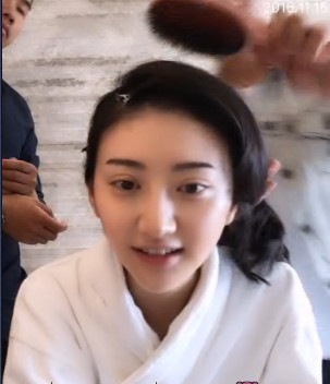 景甜直播素颜化妆,颜值赛高,双眼皮比杜海涛的