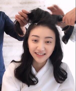 景甜直播素颜化妆,颜值赛高,双眼皮比杜海涛的